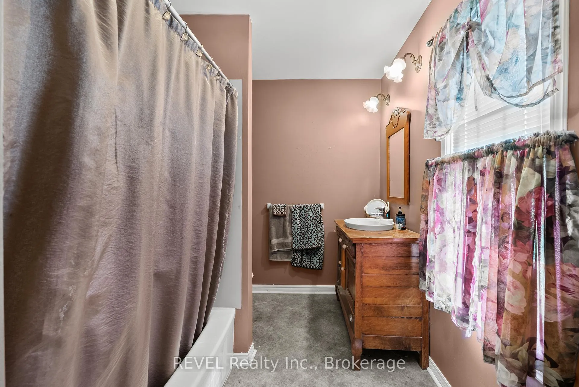 Photo 10 of 10111 Mcleod Road, Niagara Falls, Forestview — HOMEH