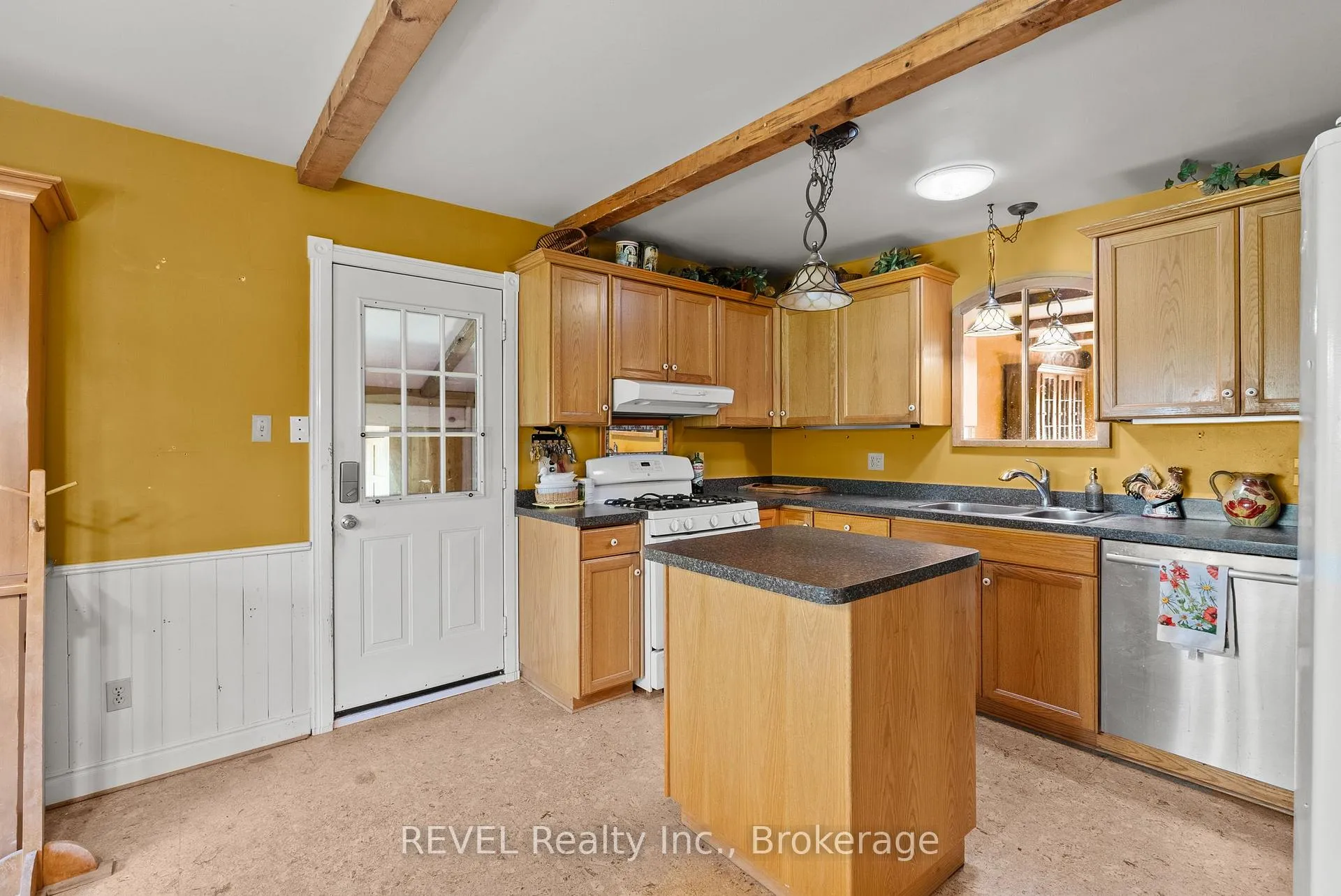 Photo 13 of 10111 Mcleod Road, Niagara Falls, Forestview — HOMEH