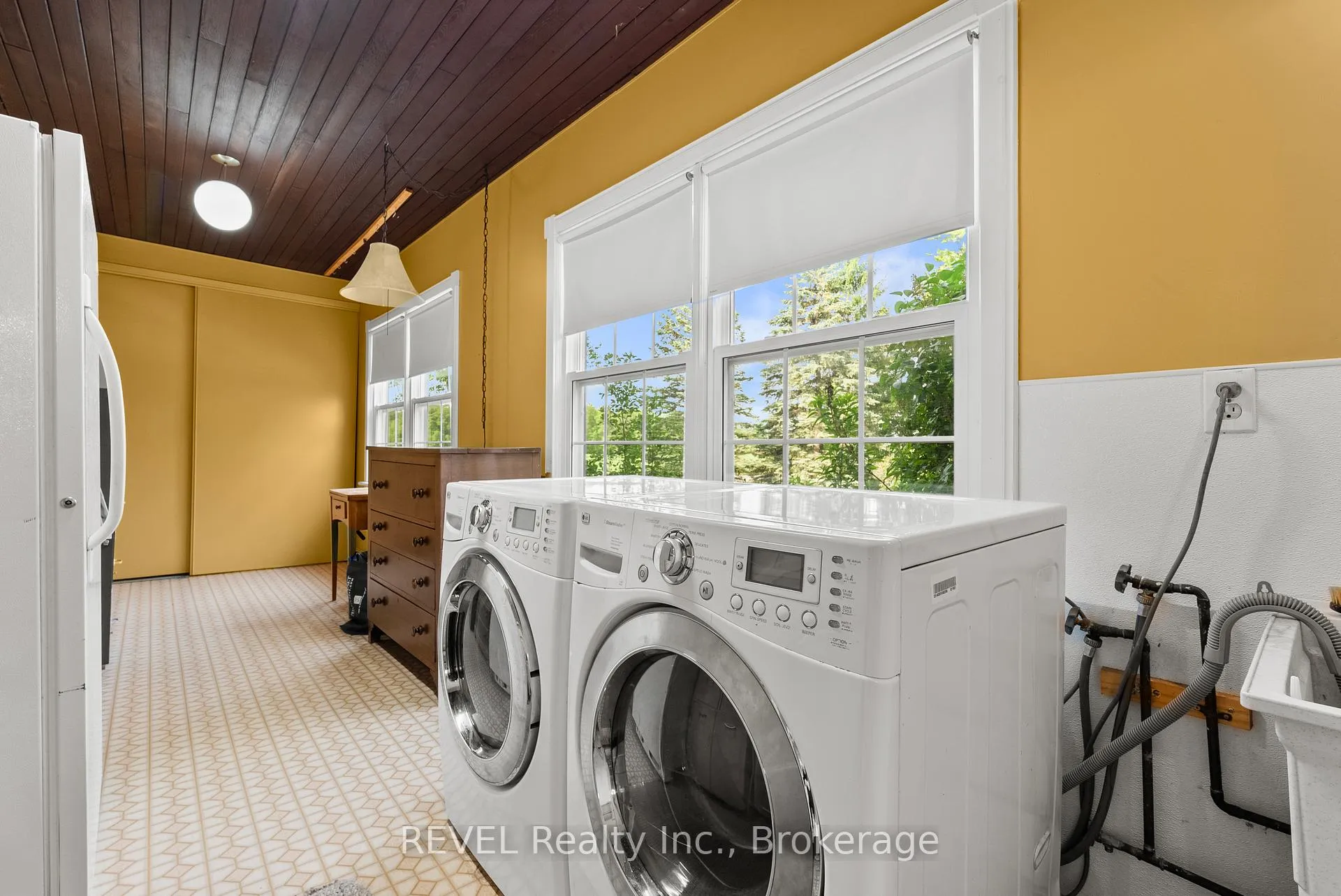 Photo 16 of 10111 Mcleod Road, Niagara Falls, Forestview — HOMEH