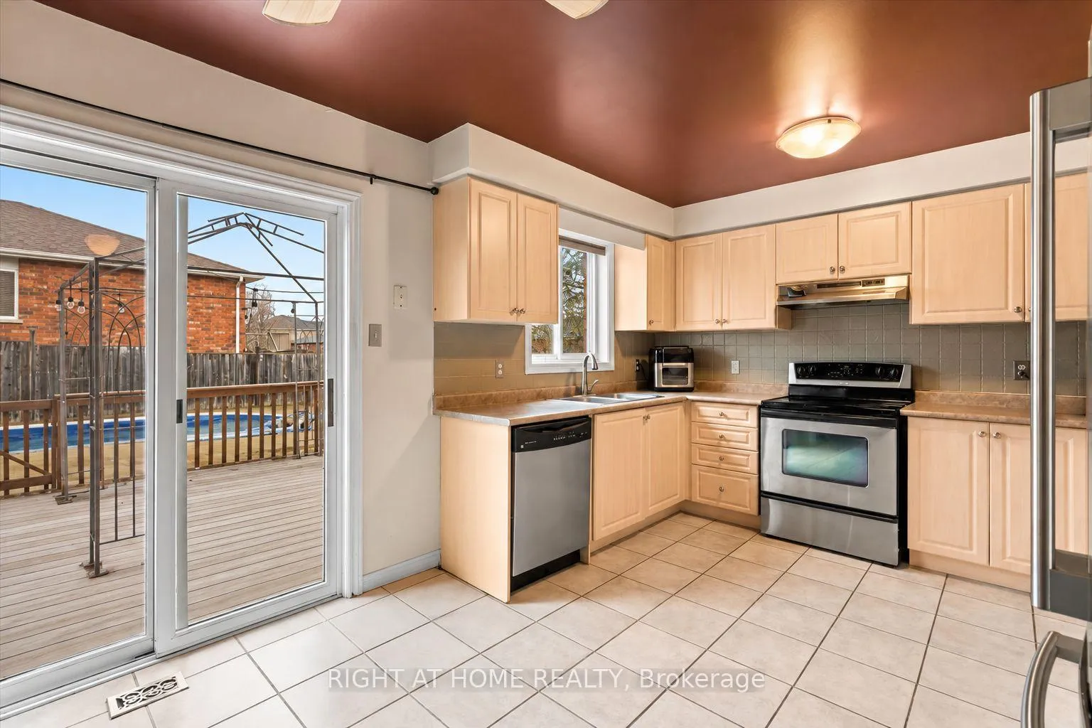Photo 7 of 7 Michael Crescent, Barrie, East Bayfield — HOMEH