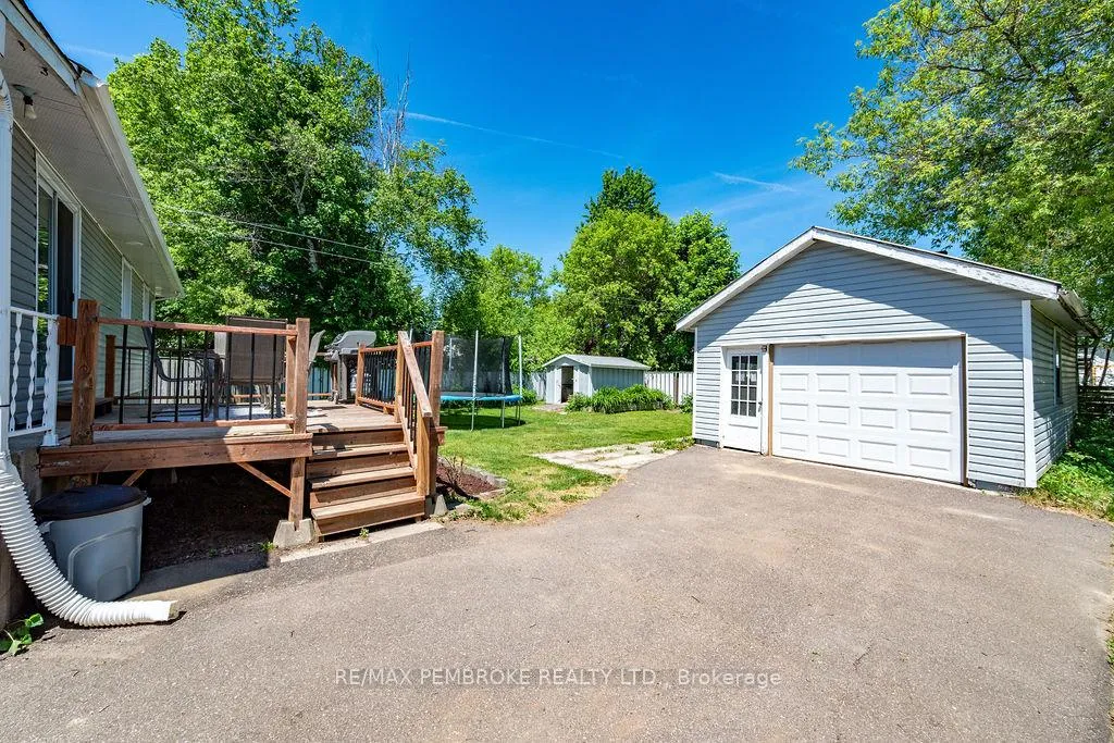 Photo 5 of 615 Lorne Street, Laurentian Valley — HOMEH