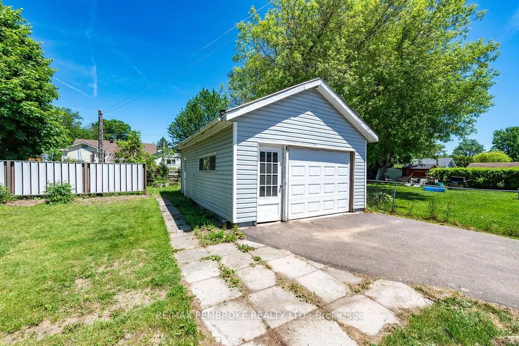 Photo 6 of 615 Lorne Street, Laurentian Valley — HOMEH