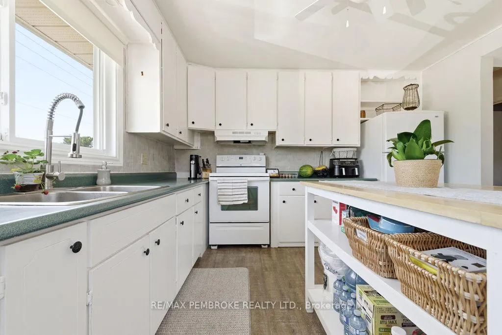 Photo 13 of 615 Lorne Street, Laurentian Valley — HOMEH