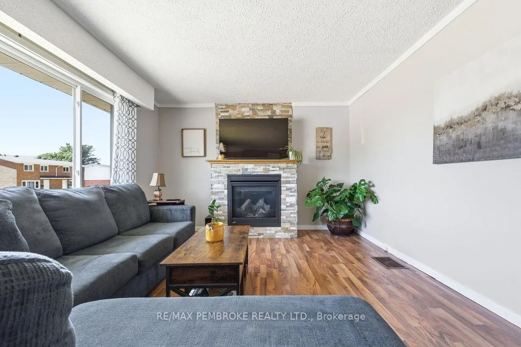 Photo 20 of 615 Lorne Street, Laurentian Valley — HOMEH
