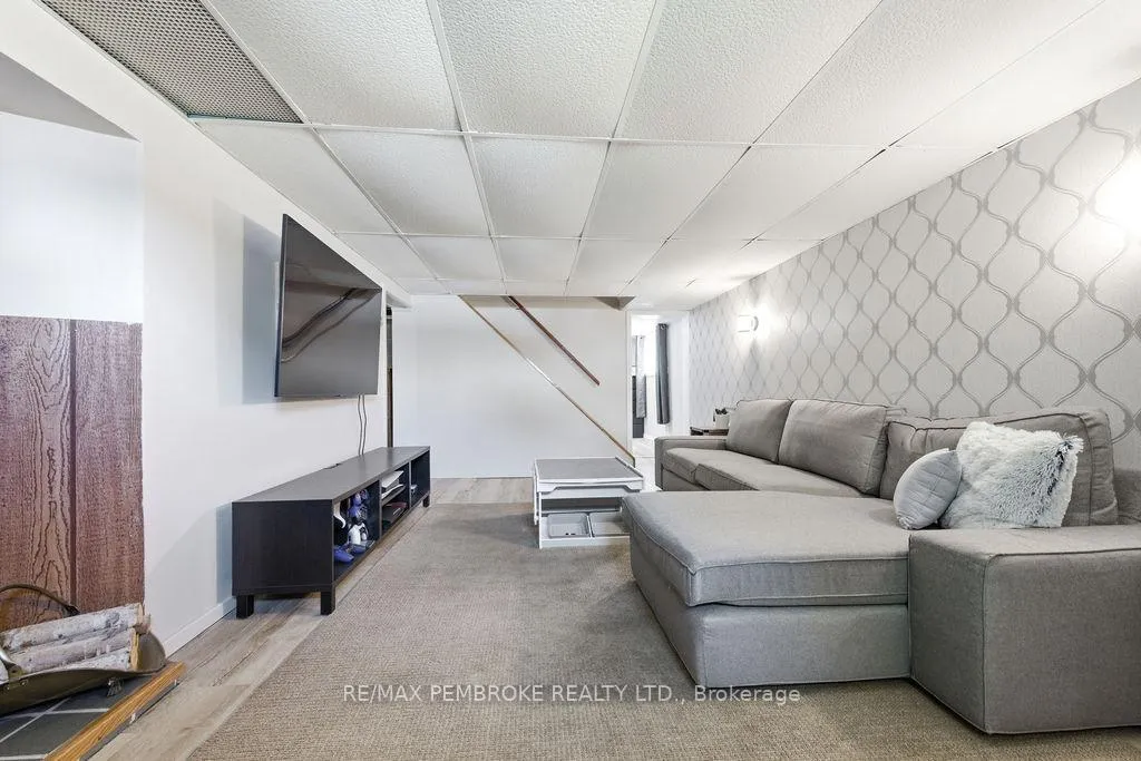 Photo 27 of 615 Lorne Street, Laurentian Valley — HOMEH