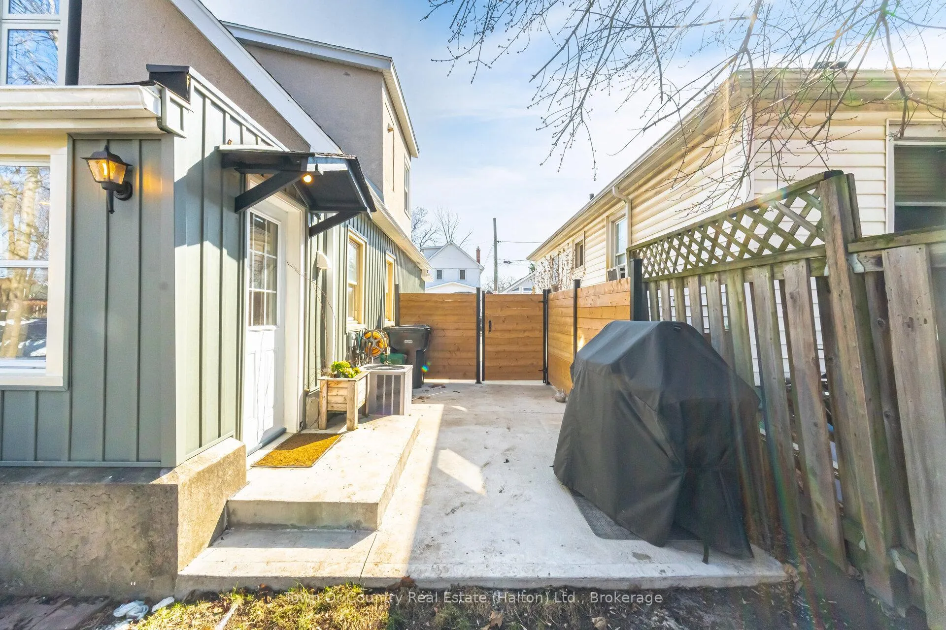 Photo 25 of 23 Prince Street, St. Catharines, E. Chester — HOMEH