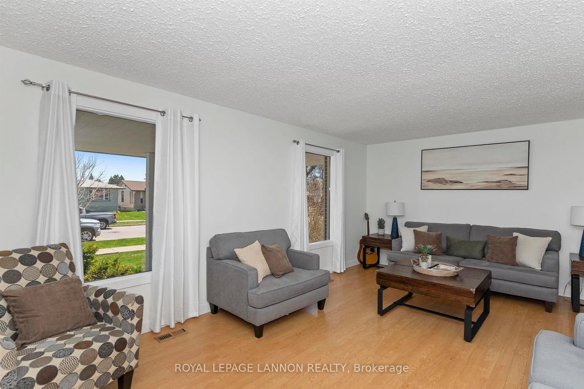 Photo 2 of 415 Chelsea Crescent, Thunder Bay, John Street North — HOMEH