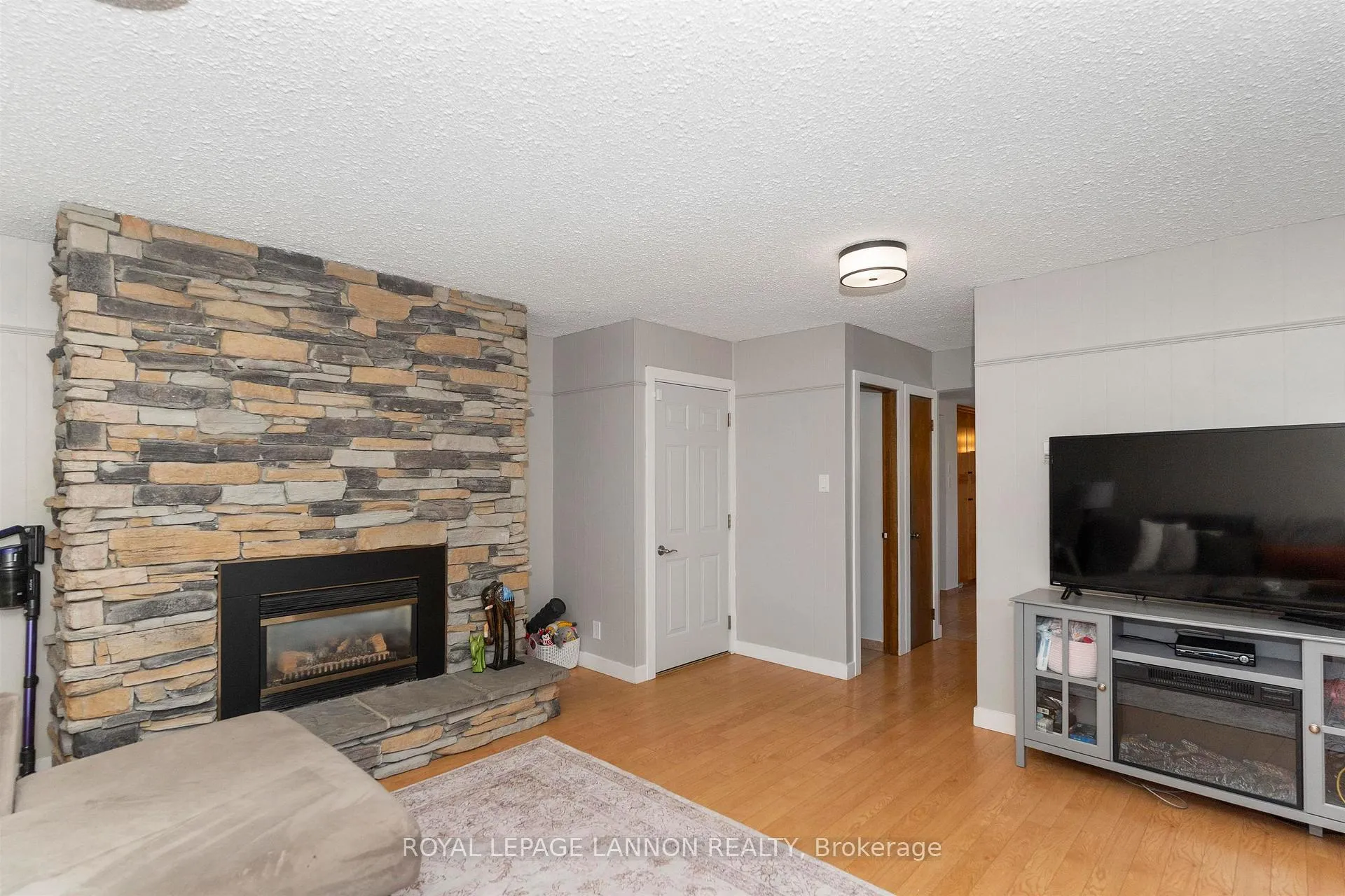 Photo 13 of 415 Chelsea Crescent, Thunder Bay, John Street North — HOMEH