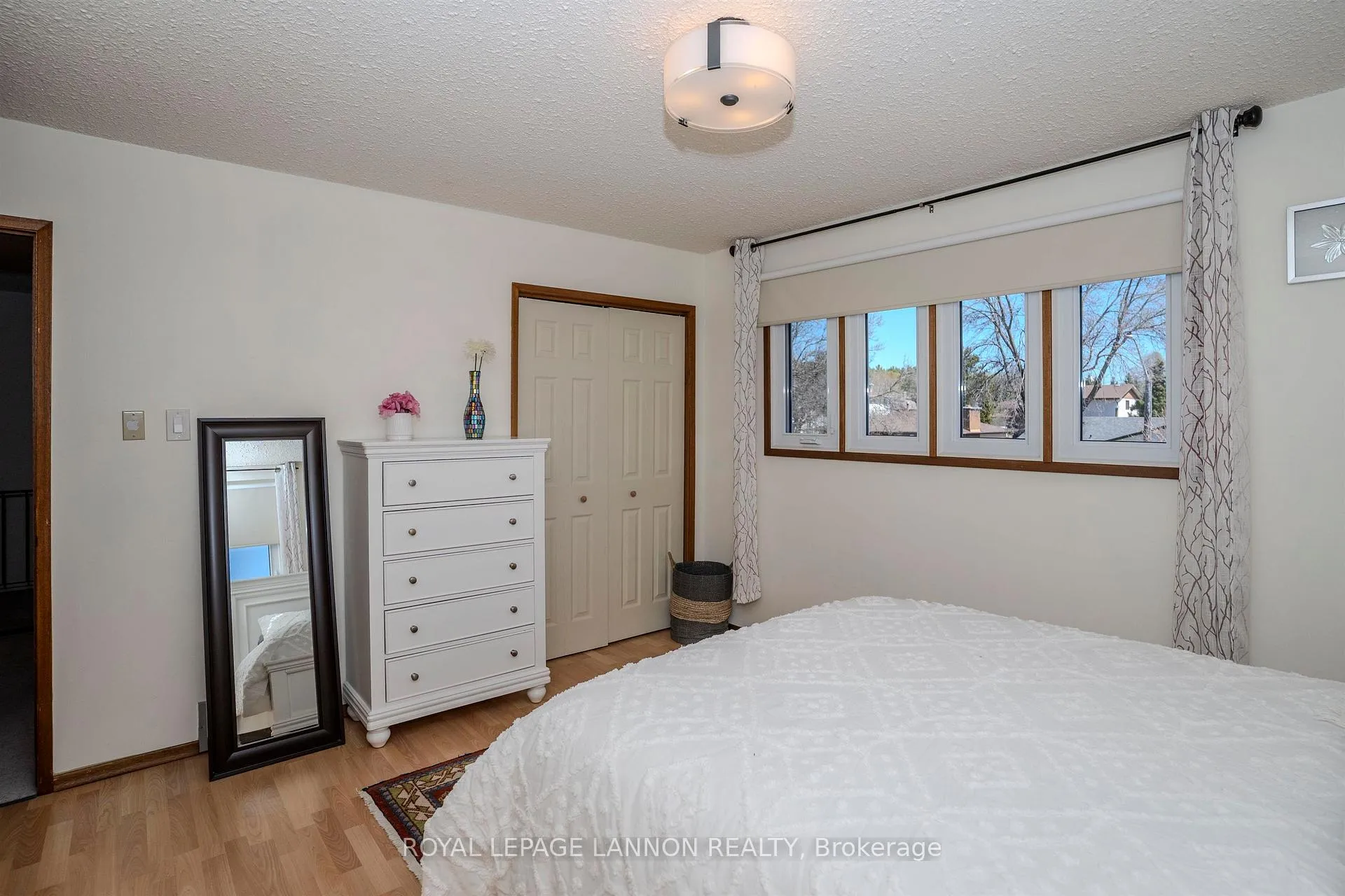 Photo 22 of 415 Chelsea Crescent, Thunder Bay, John Street North — HOMEH