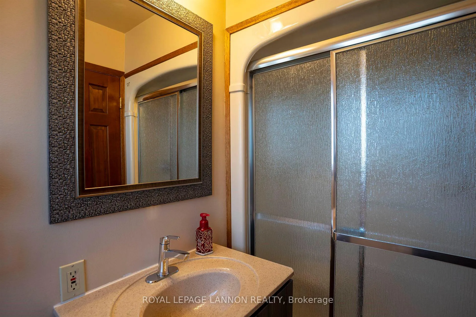 Photo 27 of 415 Chelsea Crescent, Thunder Bay, John Street North — HOMEH
