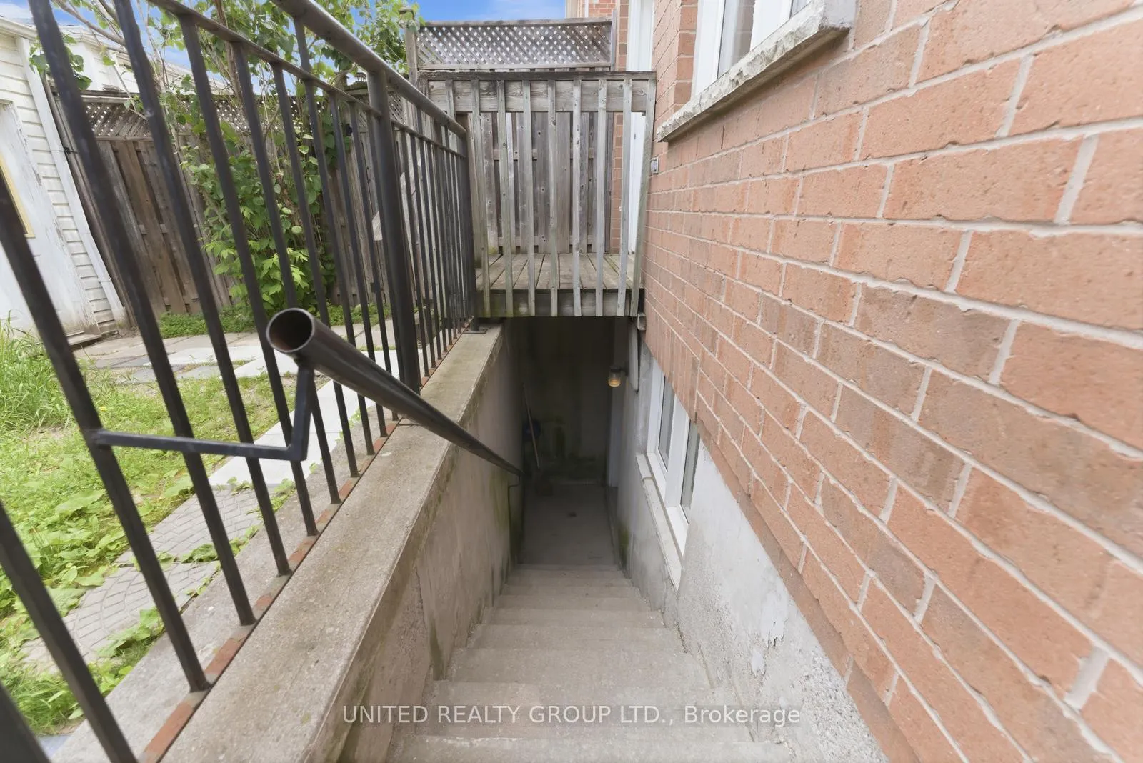 Photo 25 of 14 Braga Gardens, Toronto, Weston-Pellam Park — HOMEH