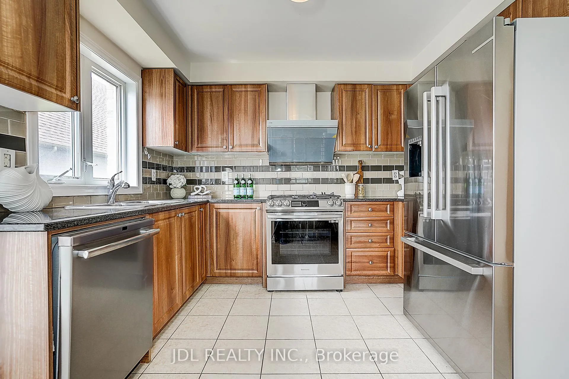 Photo 13 of 49 Kawneer Terrace, Scarborough, Dorset Park — HOMEH