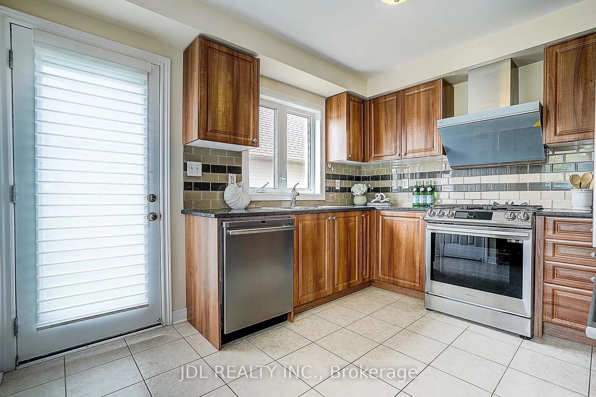 Photo 15 of 49 Kawneer Terrace, Scarborough, Dorset Park — HOMEH