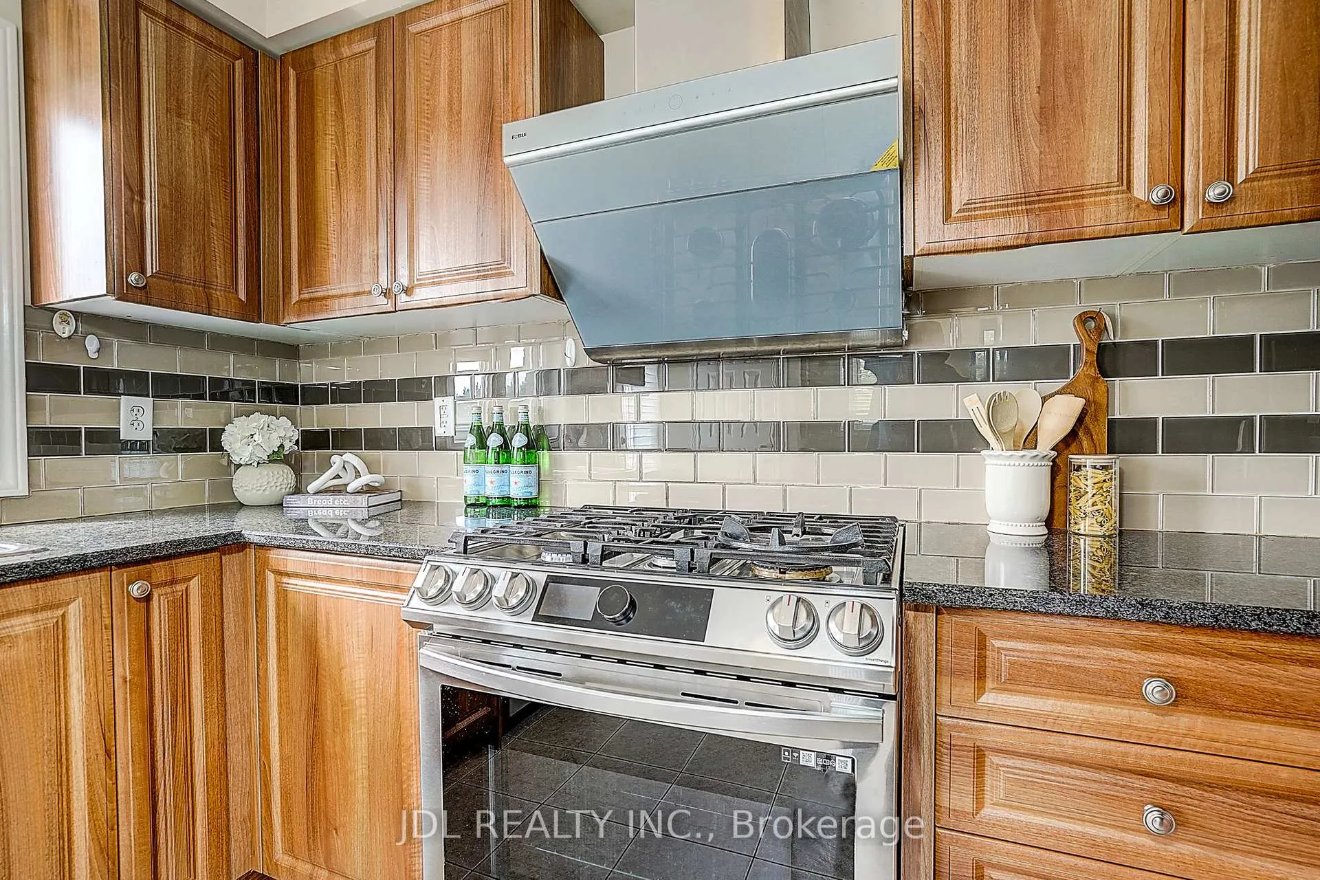 Photo 16 of 49 Kawneer Terrace, Scarborough, Dorset Park — HOMEH