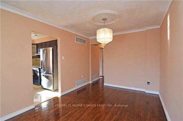 Photo 2 of 7288 Sigsbee Drive, Mississauga, Malton — HOMEH
