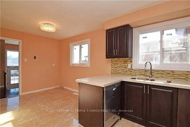 Photo 4 of 7288 Sigsbee Drive, Mississauga, Malton — HOMEH