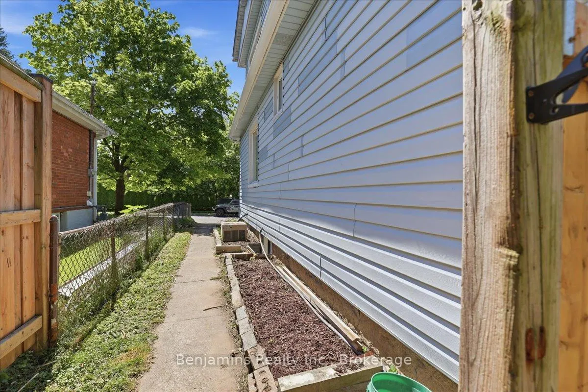 Photo 31 of 103 Chalmers Street N, Cambridge, Alison — HOMEH
