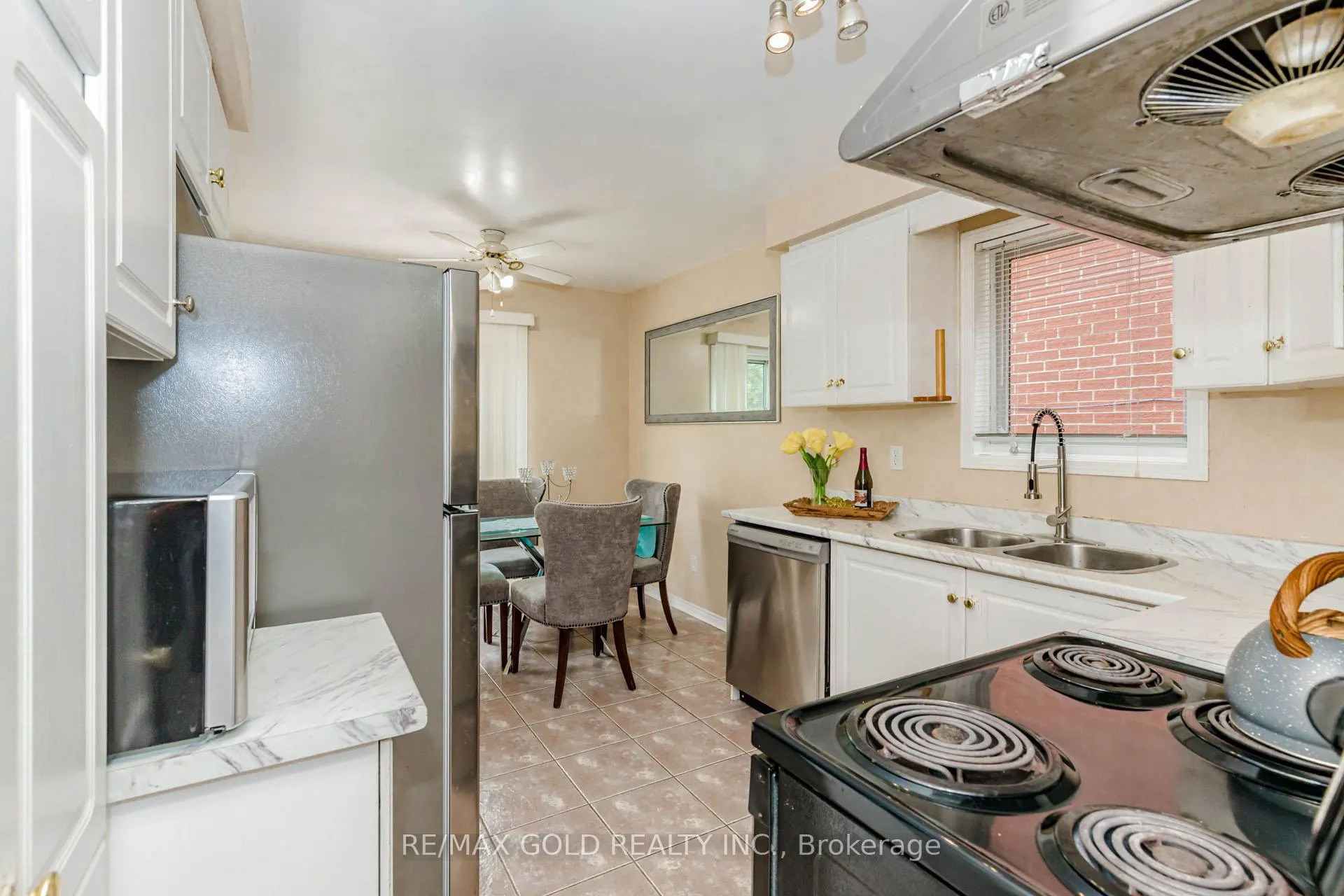 Photo 10 of 34 White Tail Crescent, Brampton, Fletcher's West — HOMEH