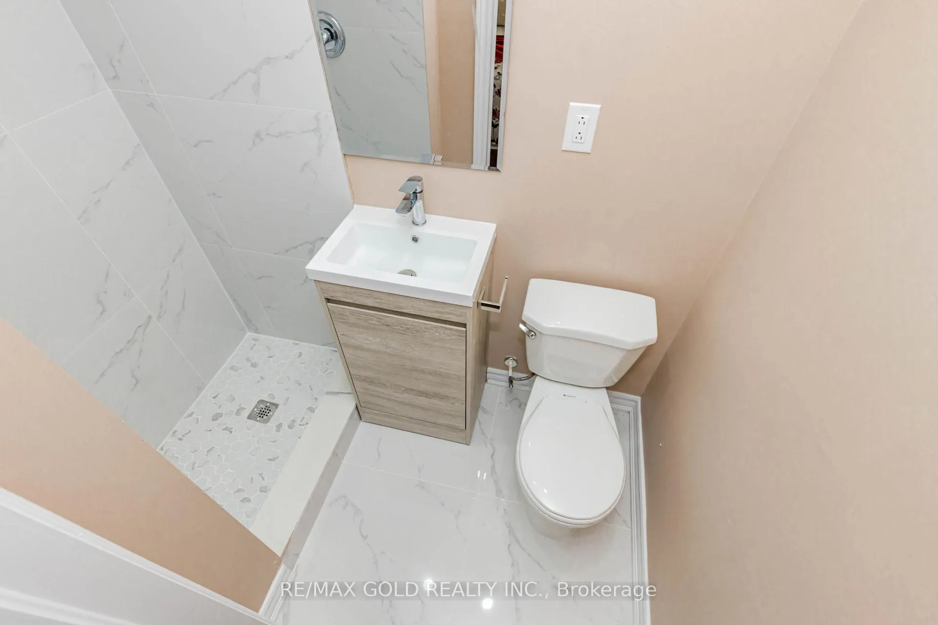 Photo 17 of 34 White Tail Crescent, Brampton, Fletcher's West — HOMEH
