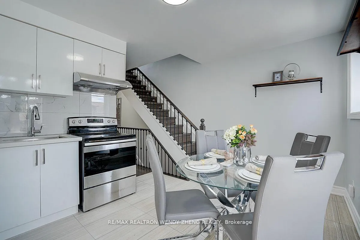 Photo 4 of Unit Upper, 245 Montrose Avenue, Toronto, Palmerston-Little Italy — HOMEH