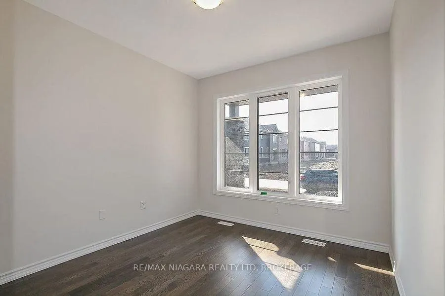 Photo 3 of 10 Explorer Way, Thorold, Rolling Meadows — HOMEH