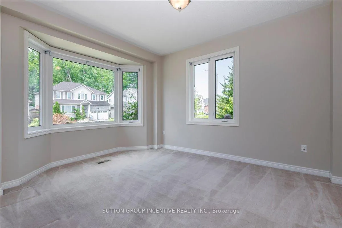 Photo 3 of 11 Thrushwood Drive, Barrie, 400 West — HOMEH