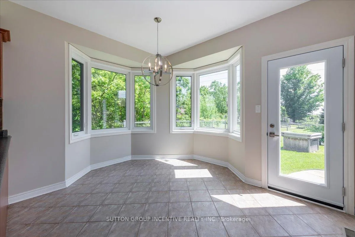 Photo 8 of 11 Thrushwood Drive, Barrie, 400 West — HOMEH
