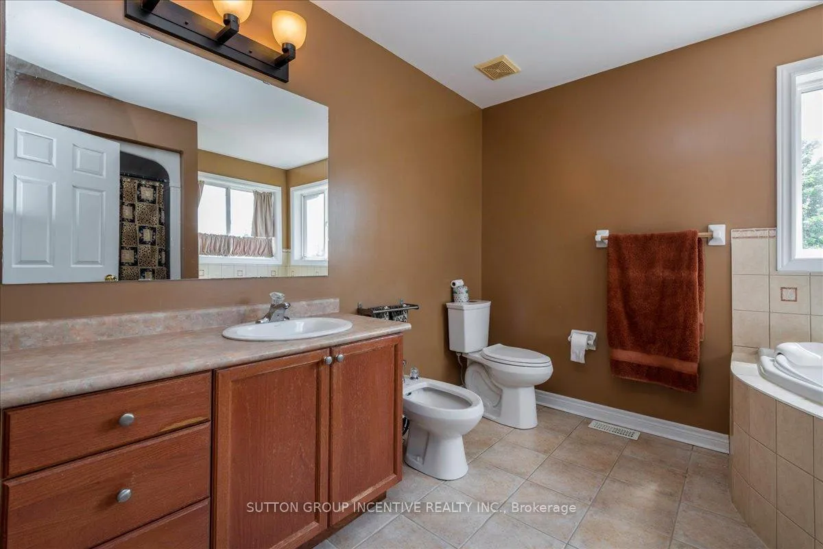 Photo 17 of 11 Thrushwood Drive, Barrie, 400 West — HOMEH
