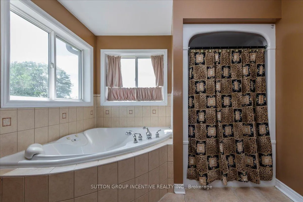 Photo 18 of 11 Thrushwood Drive, Barrie, 400 West — HOMEH