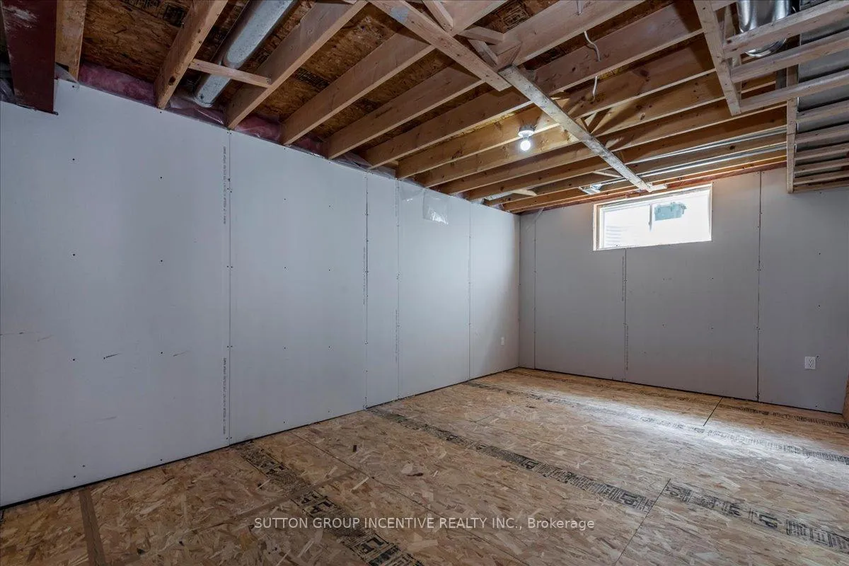 Photo 25 of 11 Thrushwood Drive, Barrie, 400 West — HOMEH