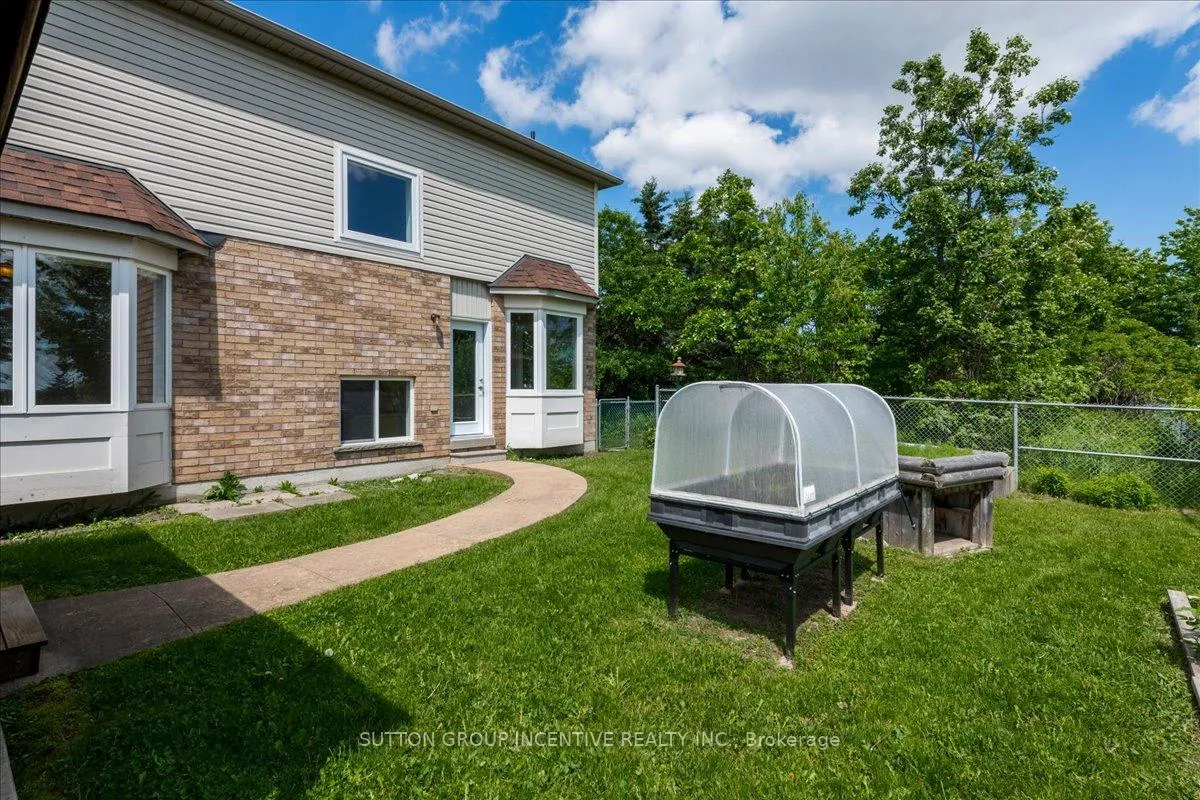 Photo 33 of 11 Thrushwood Drive, Barrie, 400 West — HOMEH