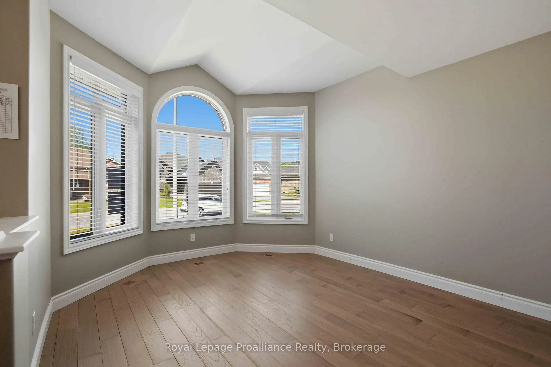 Photo 5 of 86 Ledgerock Court, Quinte West, Sidney Ward — HOMEH