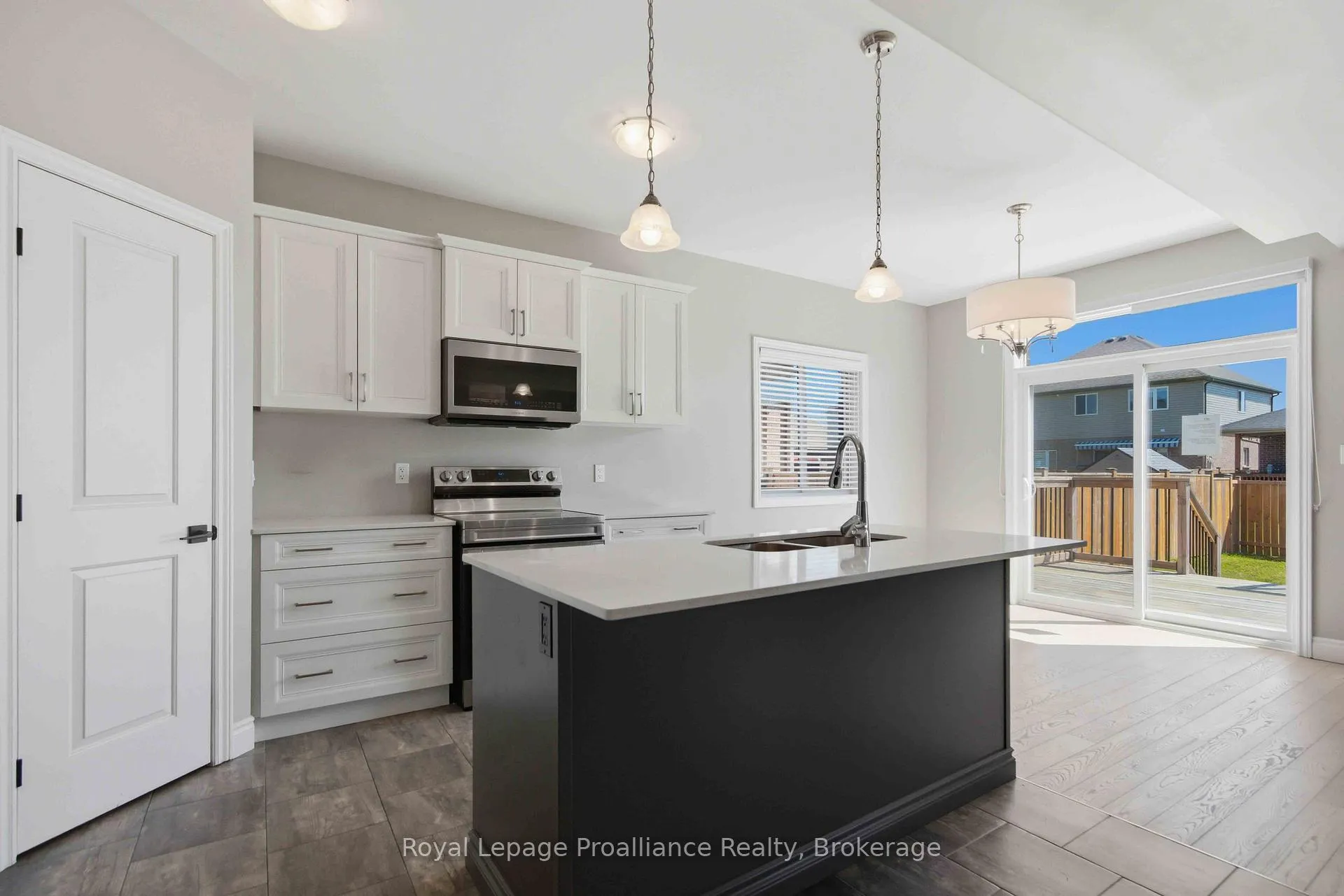 Photo 7 of 86 Ledgerock Court, Quinte West, Sidney Ward — HOMEH