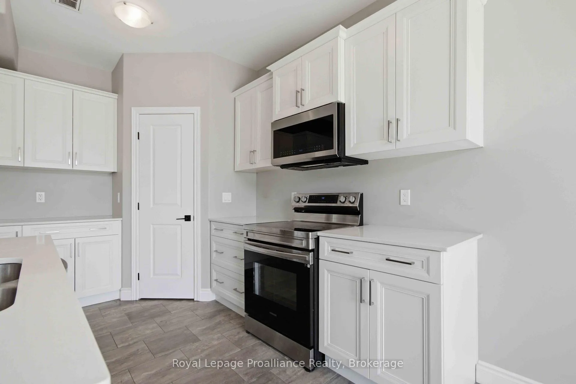 Photo 9 of 86 Ledgerock Court, Quinte West, Sidney Ward — HOMEH