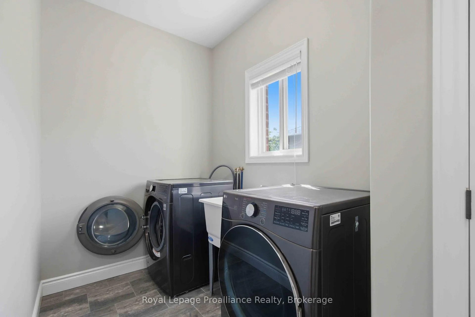 Photo 15 of 86 Ledgerock Court, Quinte West, Sidney Ward — HOMEH