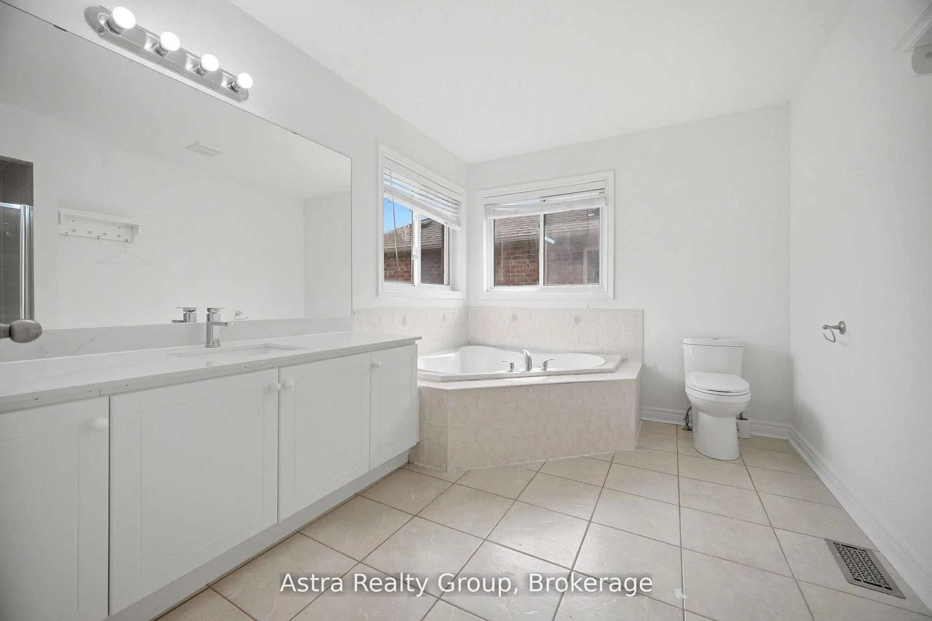 Photo 13 of 3 Imperial Crown Lane, Barrie, Innis-Shore — HOMEH