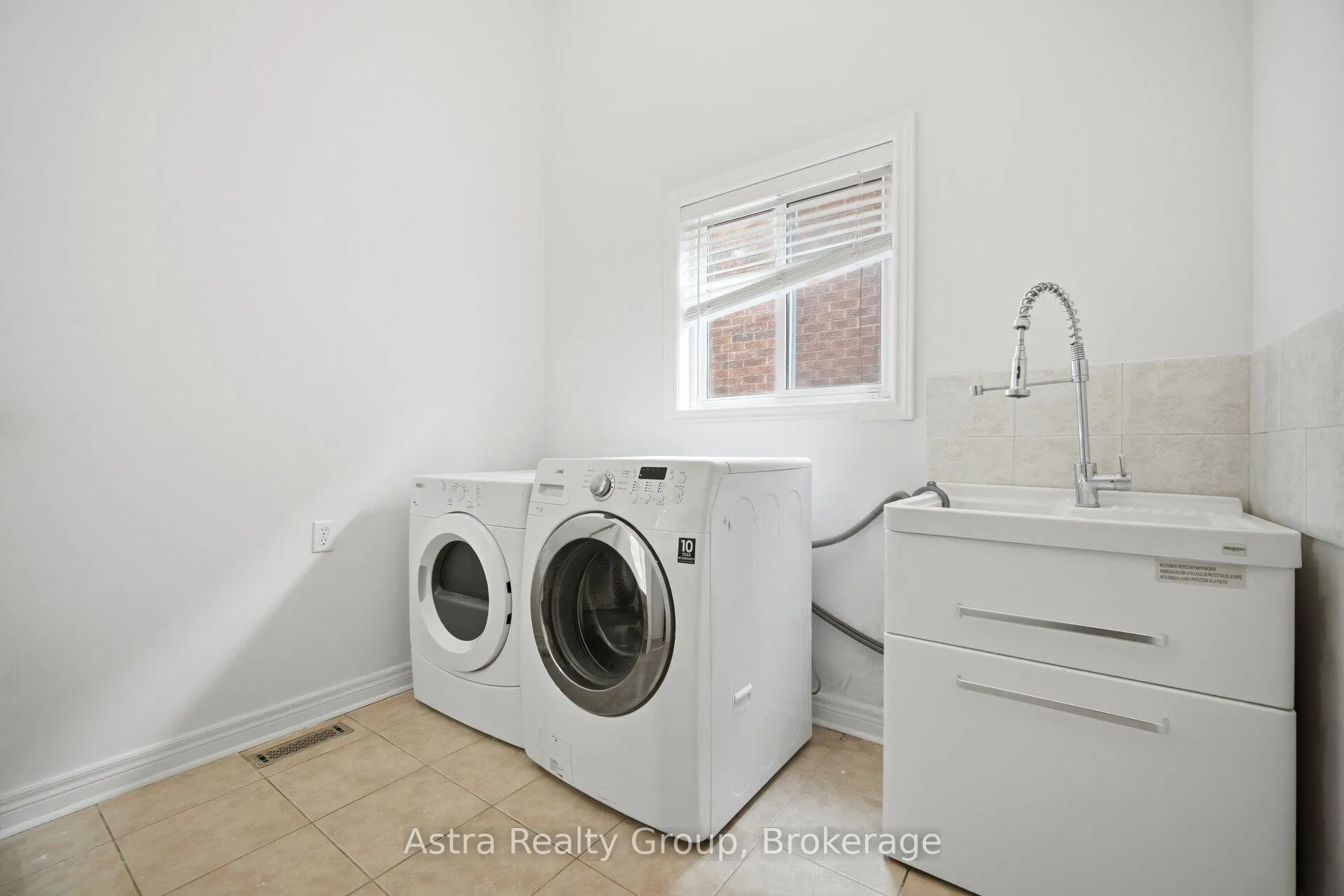 Photo 29 of 3 Imperial Crown Lane, Barrie, Innis-Shore — HOMEH