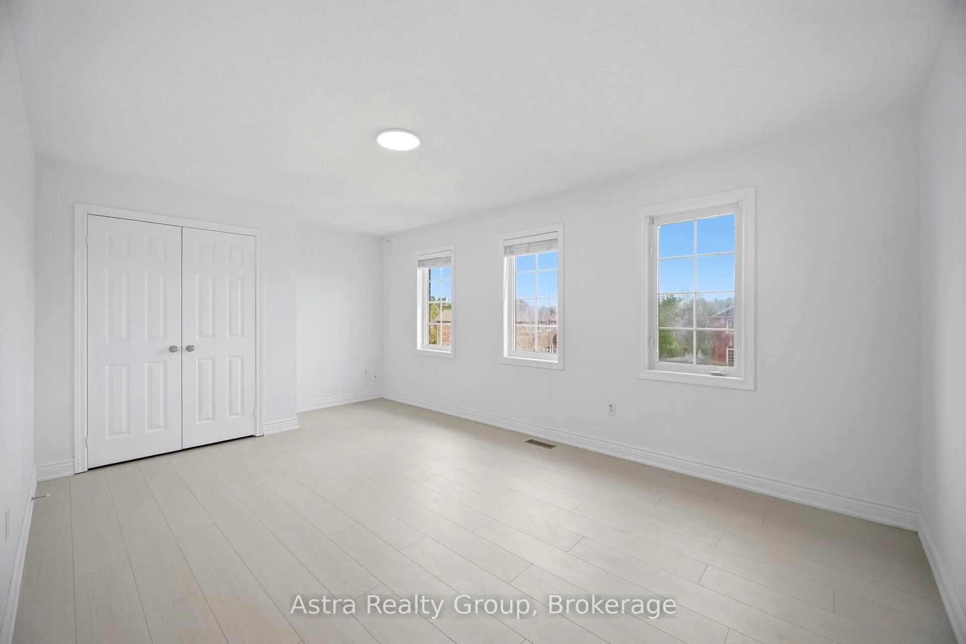Photo 35 of 3 Imperial Crown Lane, Barrie, Innis-Shore — HOMEH