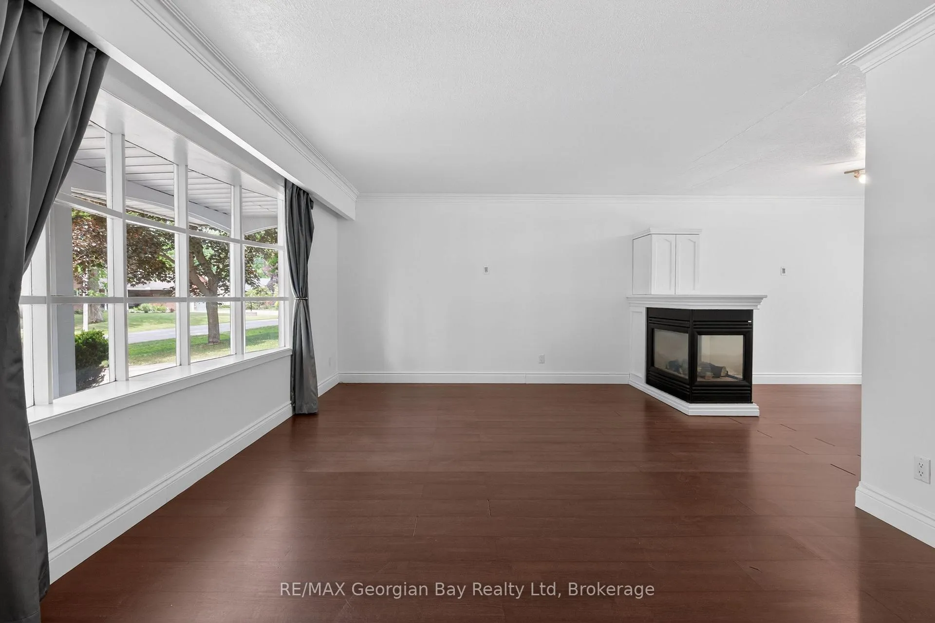 Photo 3 of 329 Glenbrook Drive, Midland — HOMEH