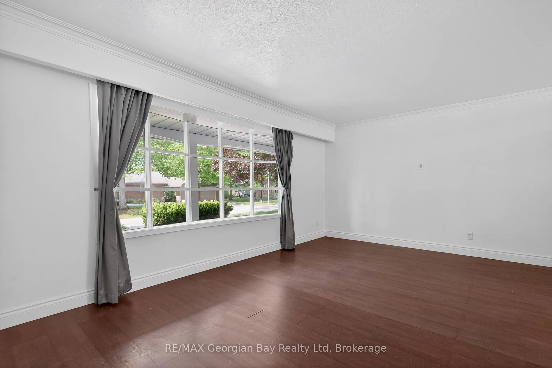 Photo 4 of 329 Glenbrook Drive, Midland — HOMEH