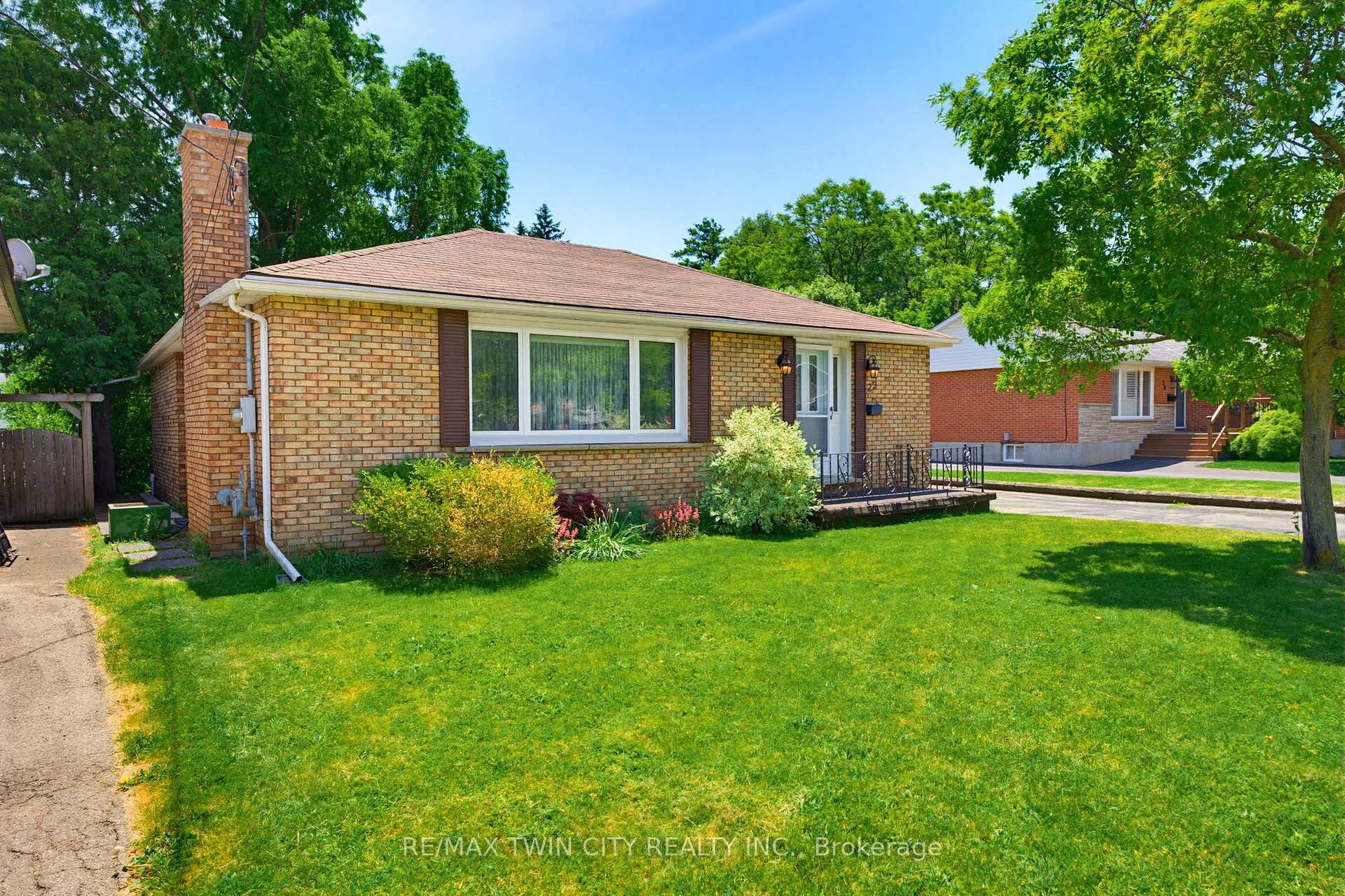 Photo 3 of 22 Dunsdon Street, Brantford, Greenbrier — HOMEH