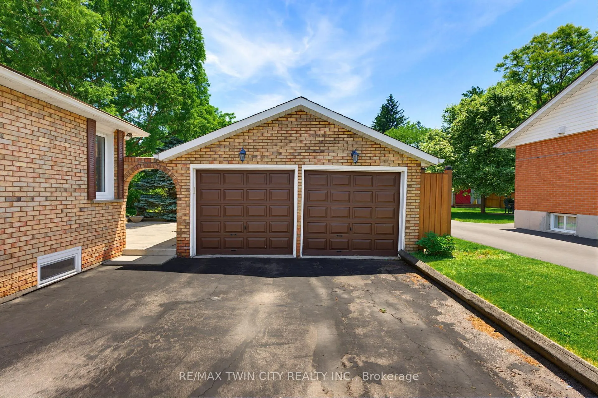 Photo 5 of 22 Dunsdon Street, Brantford, Greenbrier — HOMEH