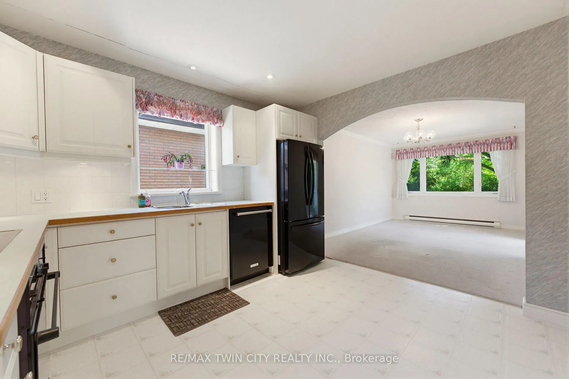 Photo 11 of 22 Dunsdon Street, Brantford, Greenbrier — HOMEH