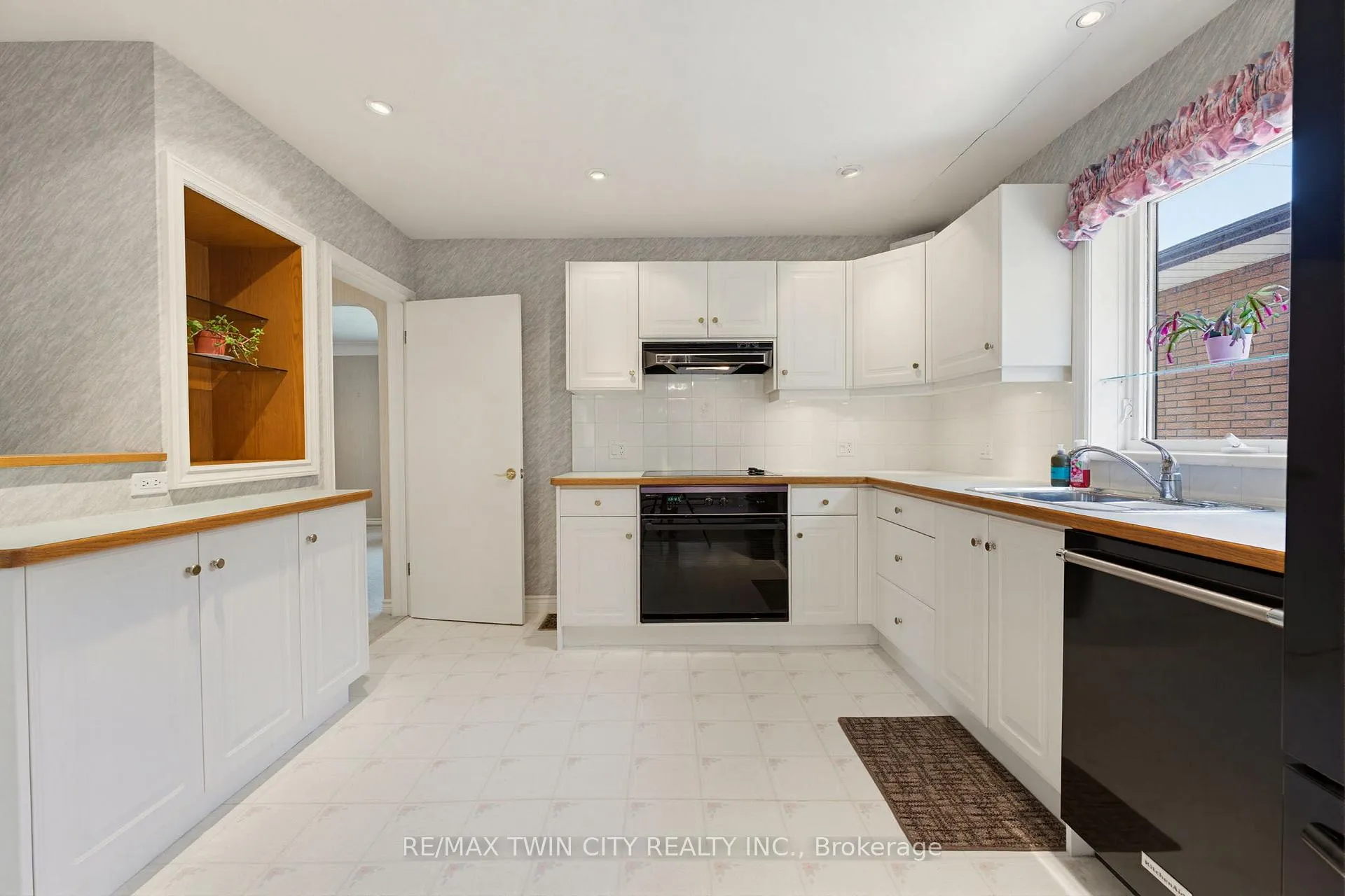 Photo 12 of 22 Dunsdon Street, Brantford, Greenbrier — HOMEH