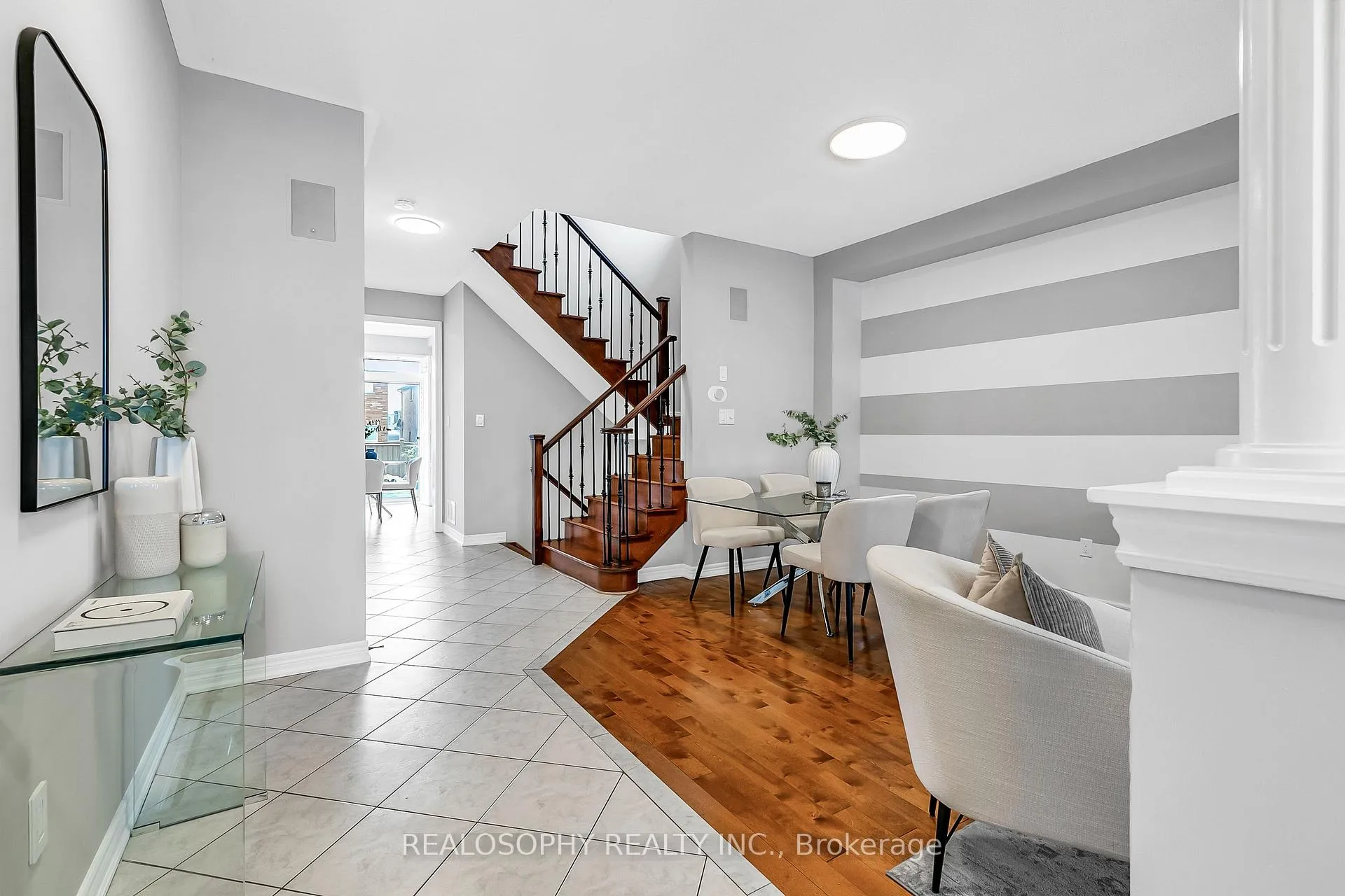 Photo 2 of 284 Bilbrough Street, Aurora, Bayview Northeast — HOMEH