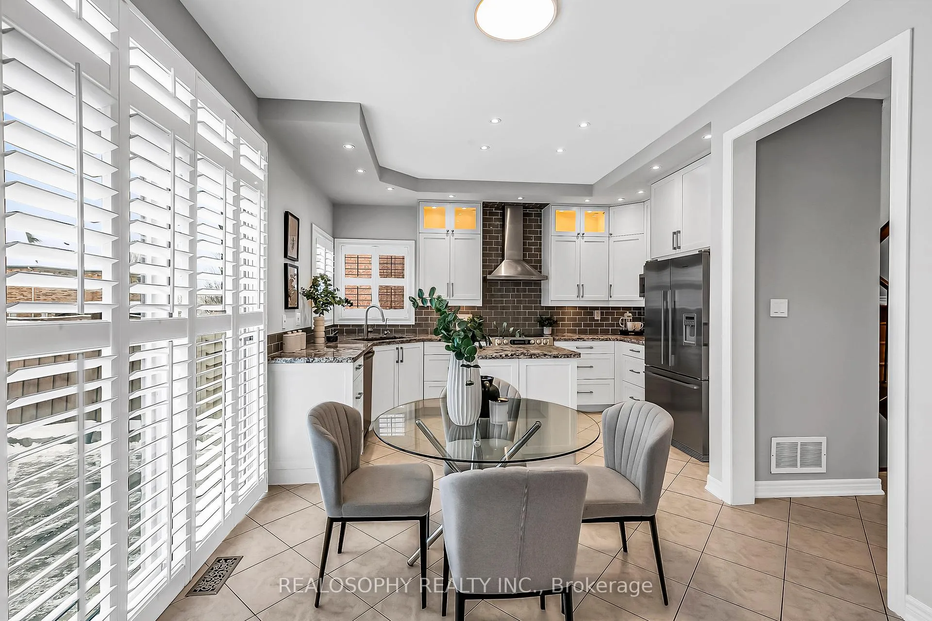 Photo 9 of 284 Bilbrough Street, Aurora, Bayview Northeast — HOMEH
