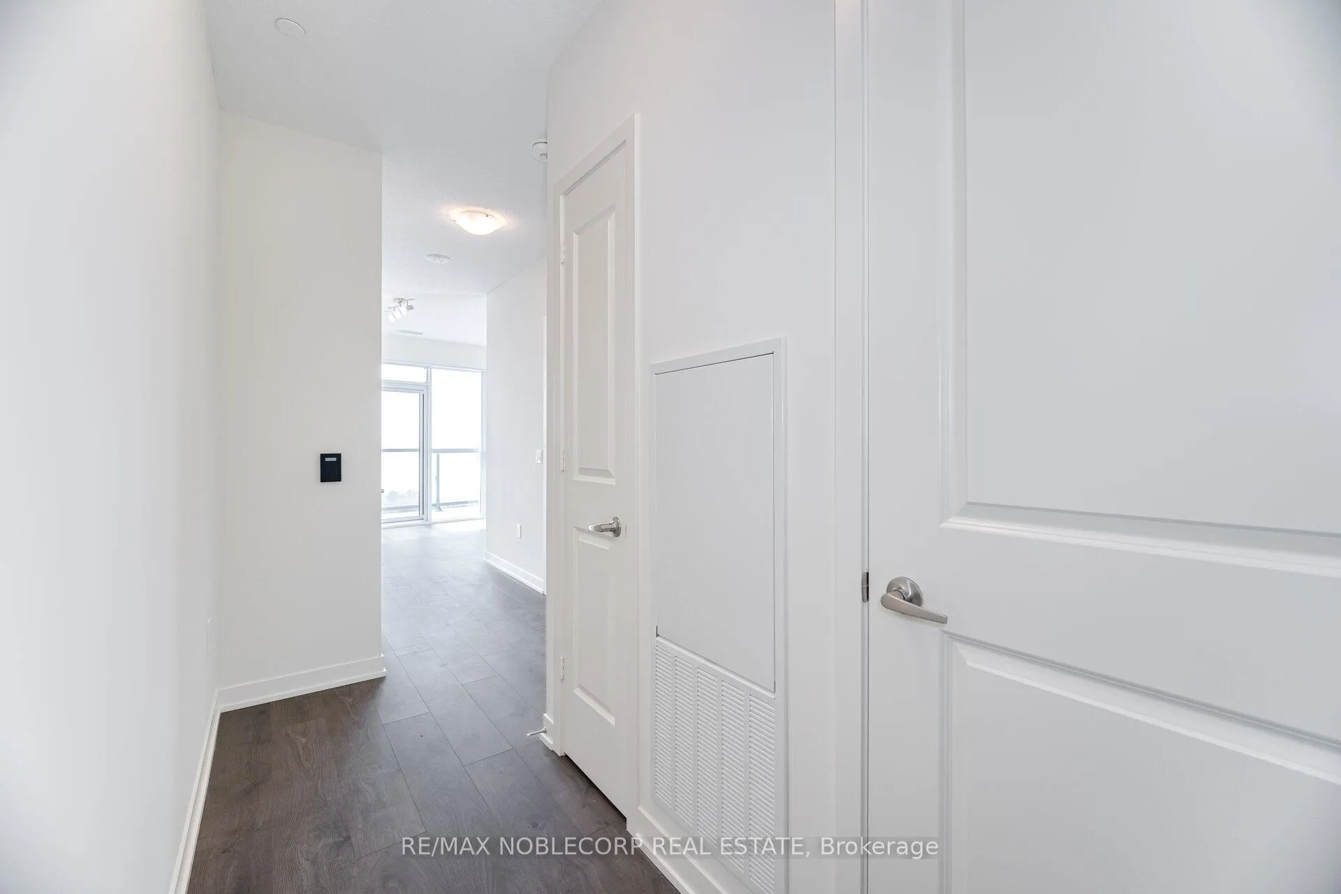 Photo 5 of Unit 2105, 38 Annie Craig Drive, Etobicoke, Mimico — HOMEH