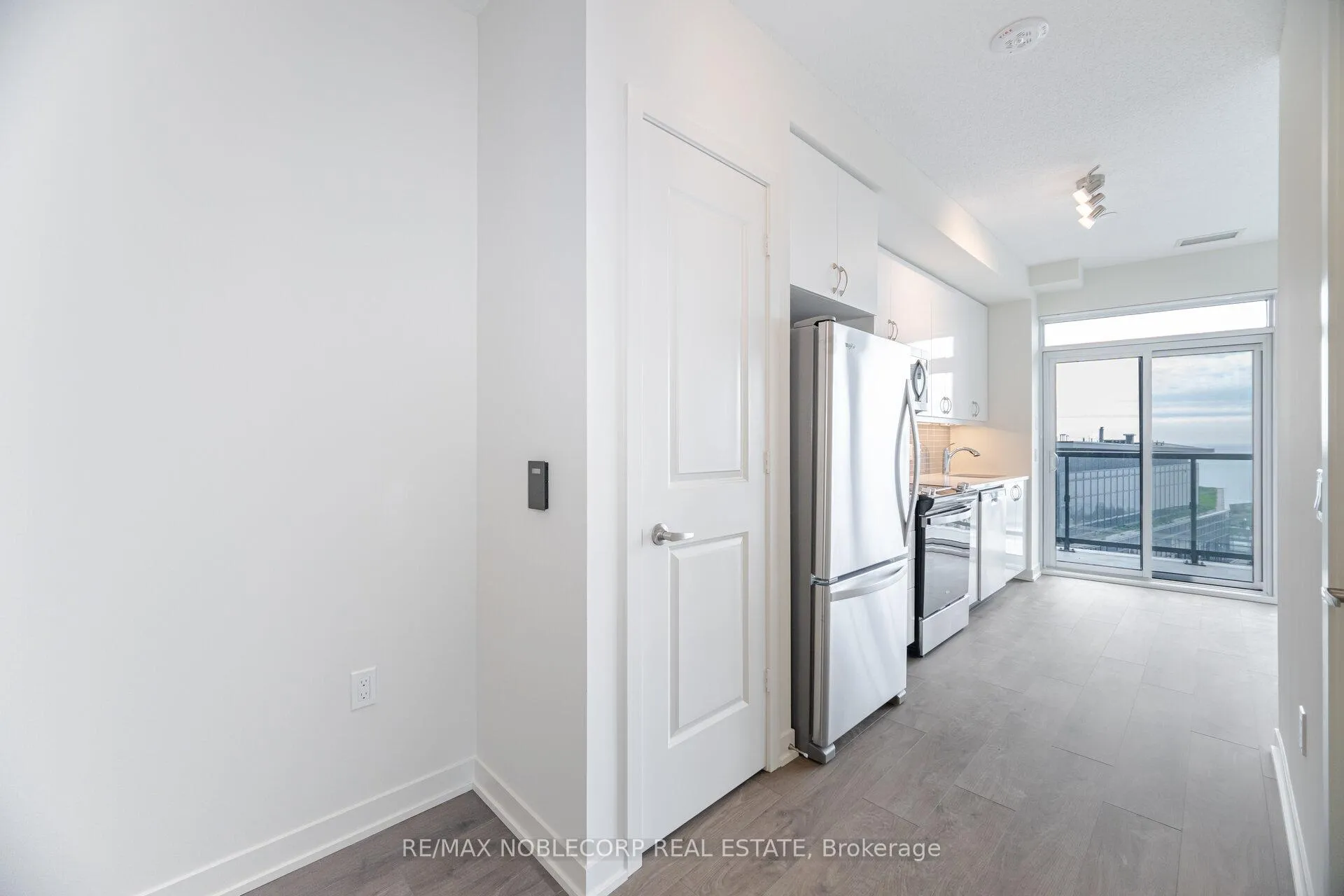 Photo 6 of Unit 2105, 38 Annie Craig Drive, Etobicoke, Mimico — HOMEH