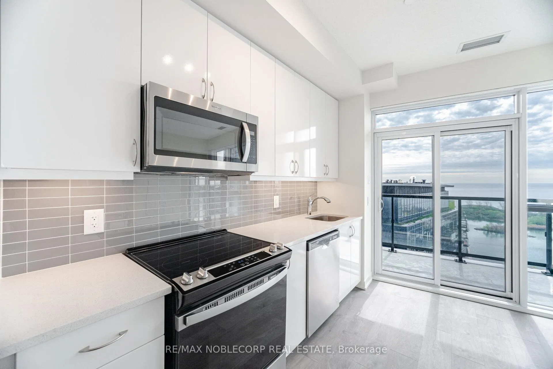 Photo 9 of Unit 2105, 38 Annie Craig Drive, Etobicoke, Mimico — HOMEH