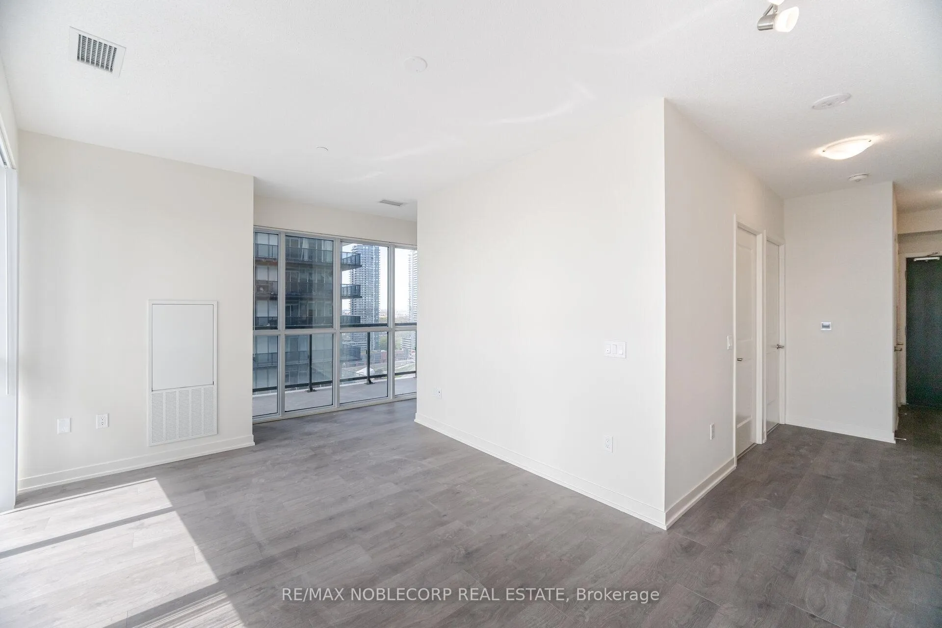 Photo 10 of Unit 2105, 38 Annie Craig Drive, Etobicoke, Mimico — HOMEH